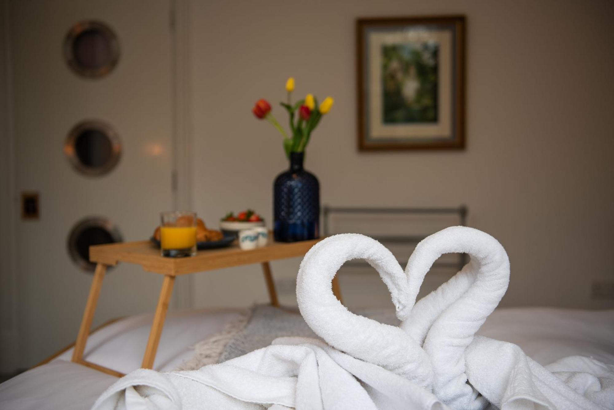 Spacious Retreat With River Views Near Peak District 매틀록 외부 사진