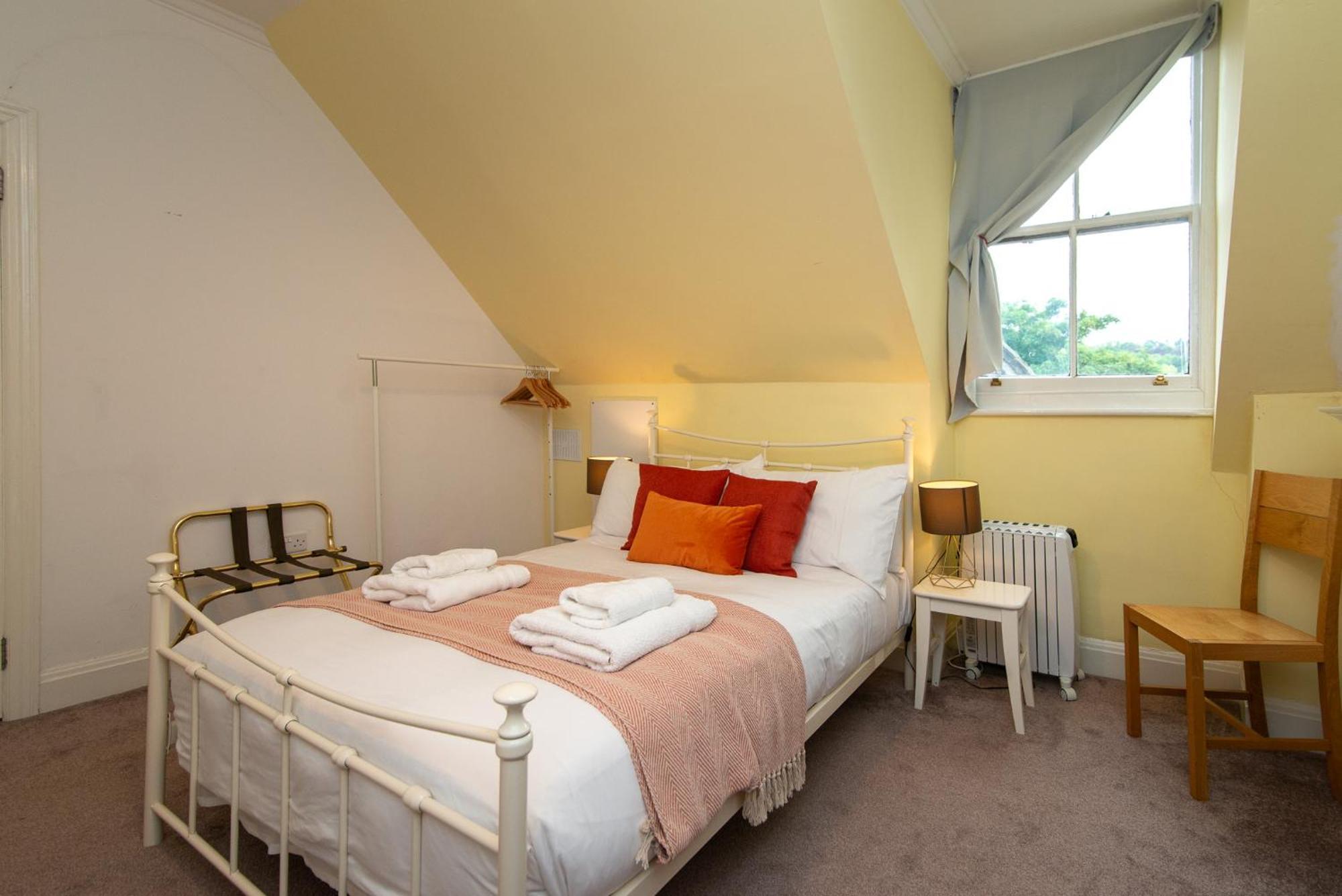 Spacious Retreat With River Views Near Peak District 매틀록 외부 사진