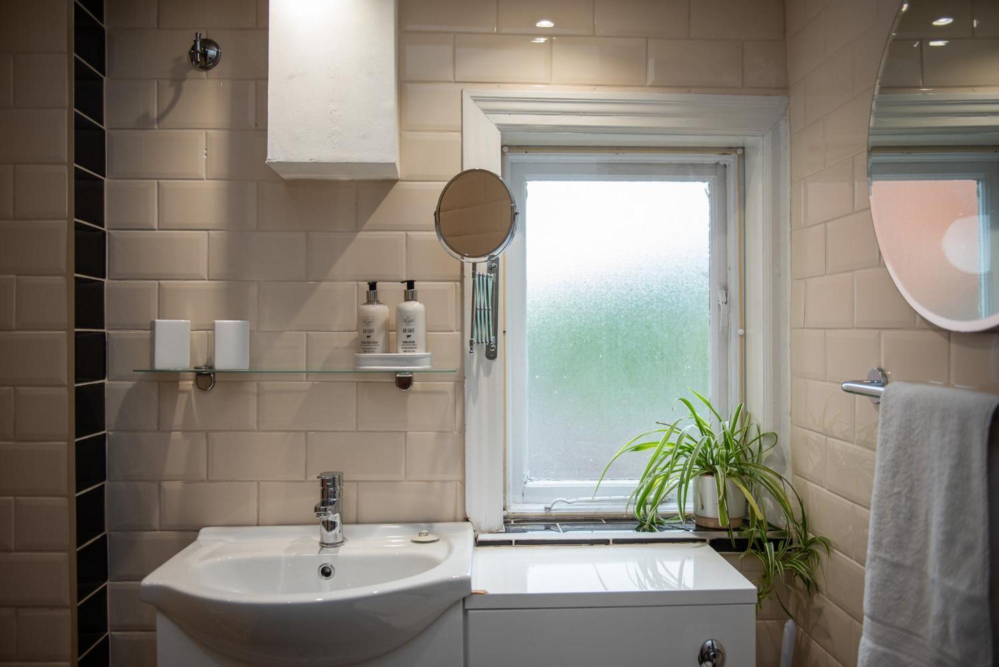 Spacious Retreat With River Views Near Peak District 매틀록 외부 사진