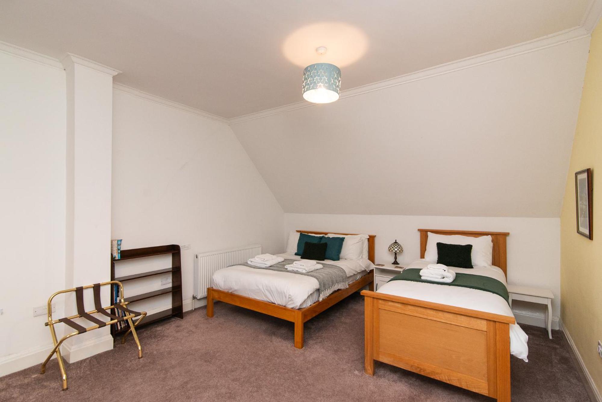 Spacious Retreat With River Views Near Peak District 매틀록 외부 사진