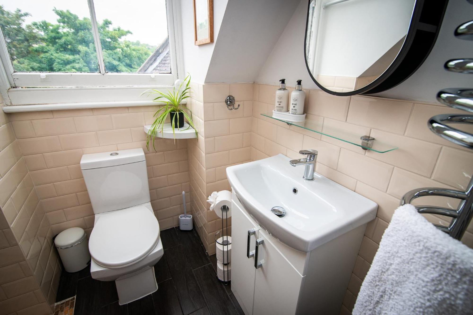 Spacious Retreat With River Views Near Peak District 매틀록 외부 사진