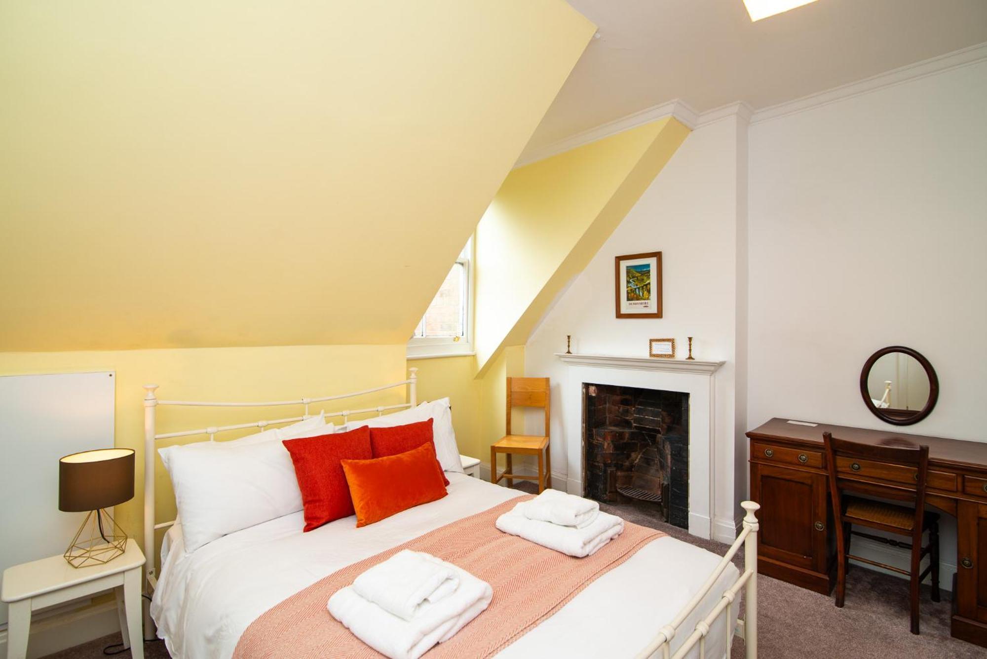 Spacious Retreat With River Views Near Peak District 매틀록 외부 사진