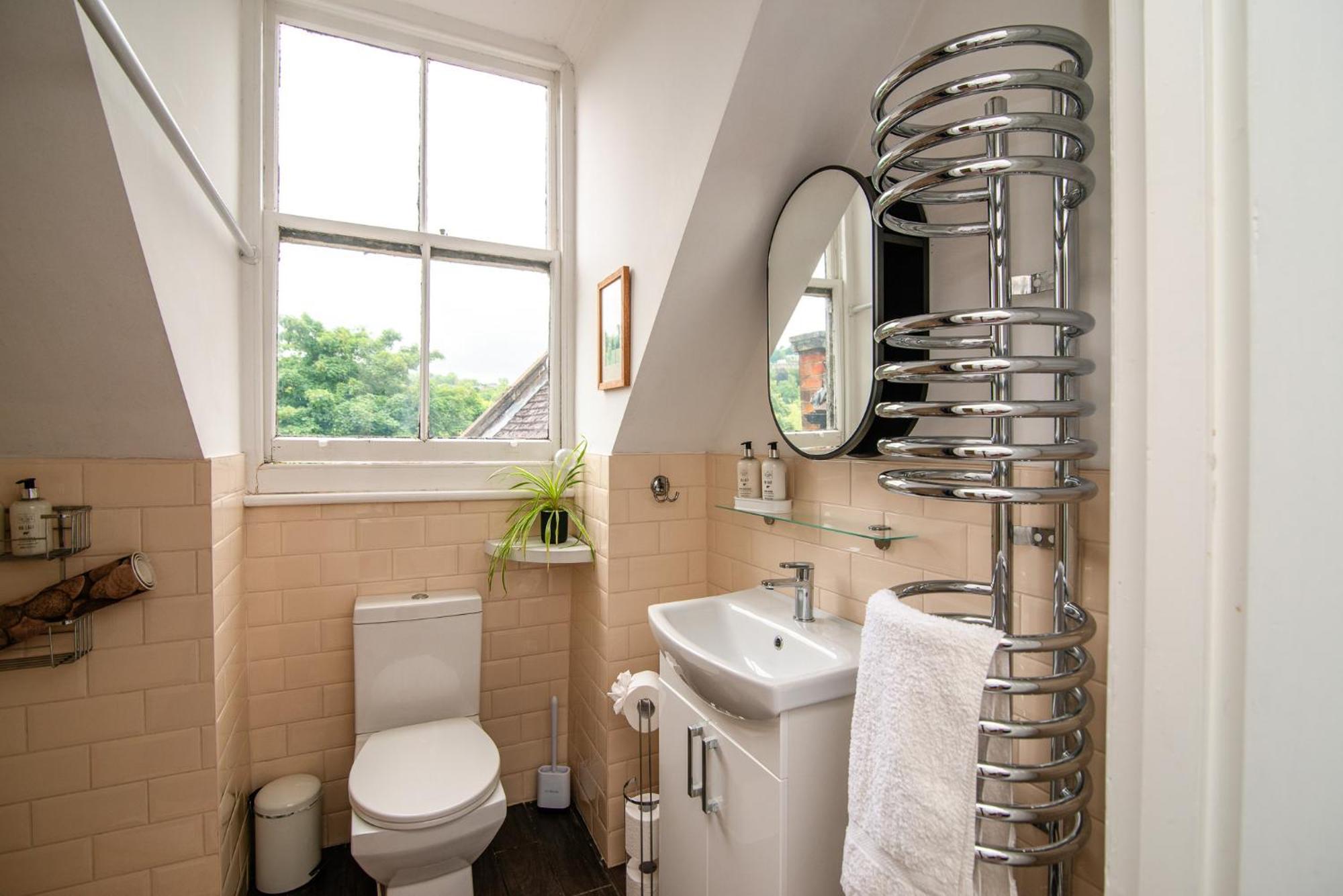 Spacious Retreat With River Views Near Peak District 매틀록 외부 사진