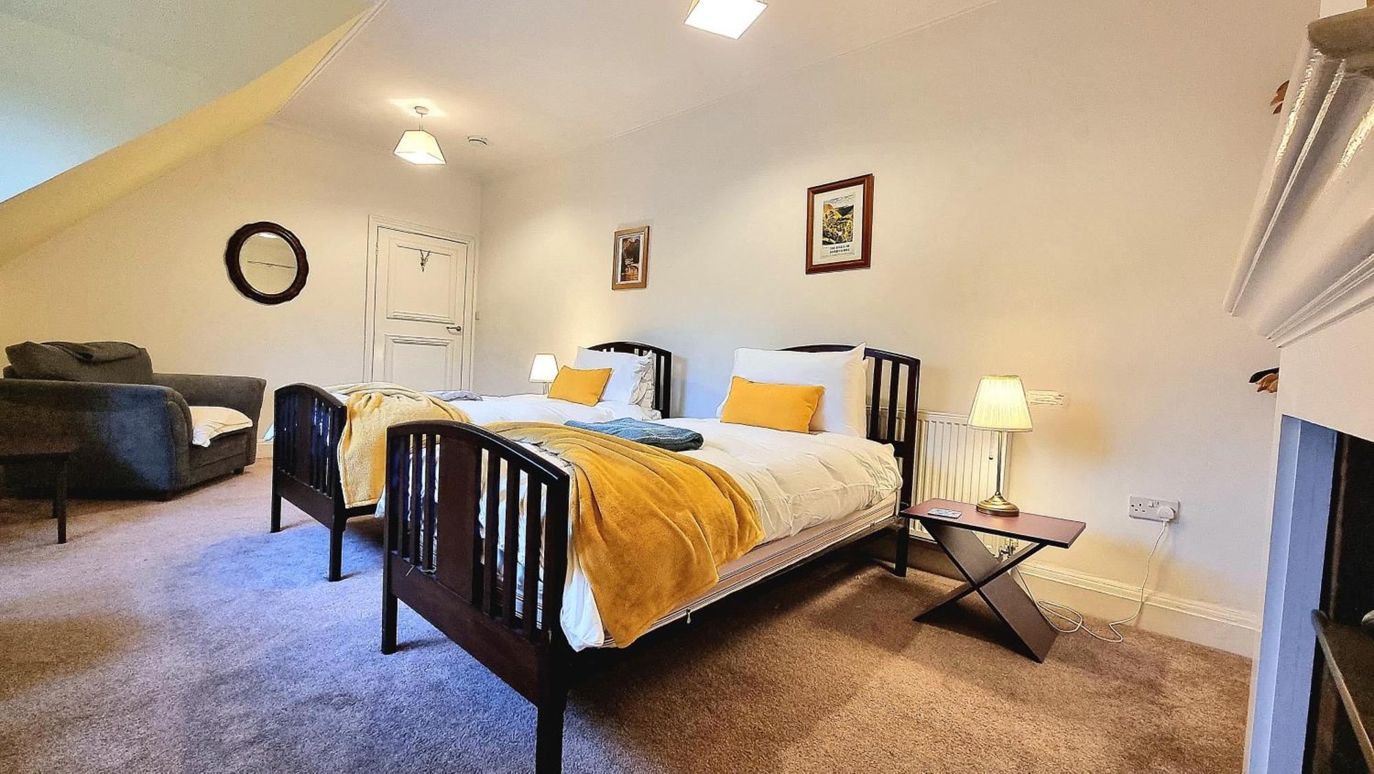 Spacious Retreat With River Views Near Peak District 매틀록 외부 사진